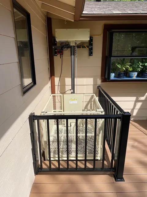 Platform lift with open approach for wheelchair access